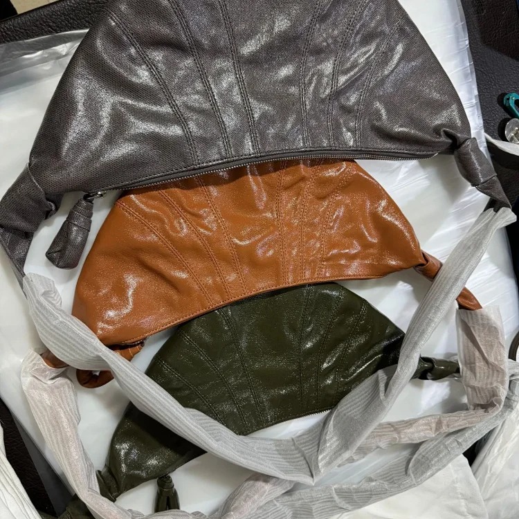 Right Linen coated LE knotted croissant, fashionable croissant bag, versatile trendy dumpling bag, cross-body armpit bag