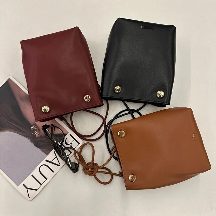 Pebble mobile phone bag 2025 new leather bucket fashion simple and exquisite one-shoulder cross-body small bag fashionable