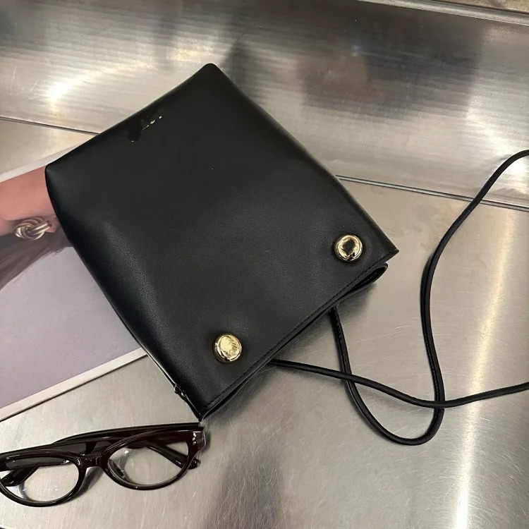 Pebble mobile phone bag 2025 new leather bucket fashion simple and exquisite one-shoulder cross-body small bag fashionable