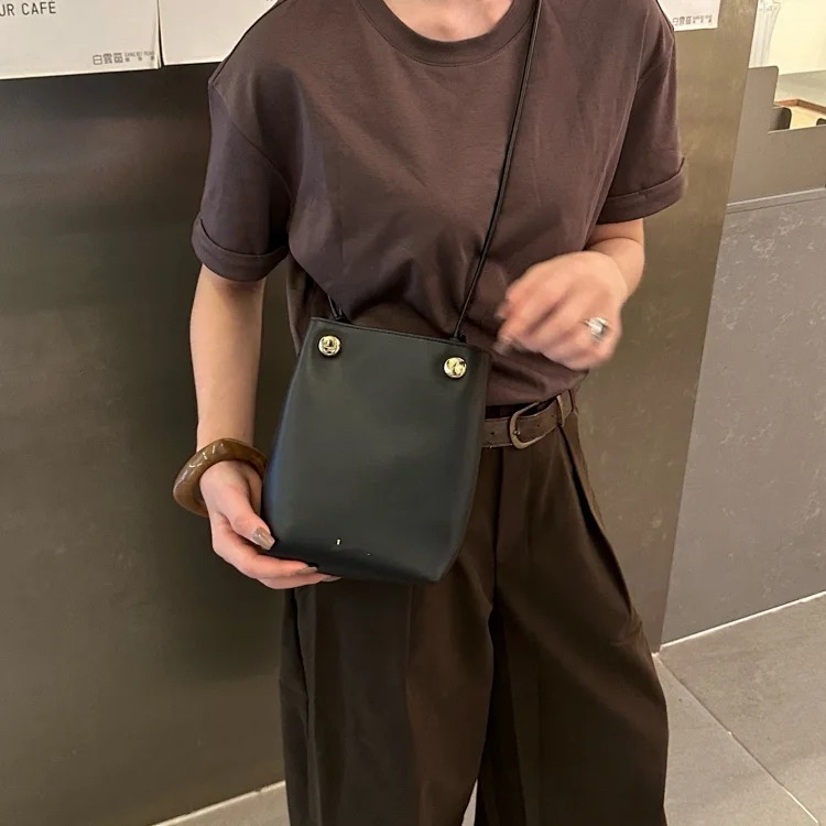 Pebble mobile phone bag 2025 new leather bucket fashion simple and exquisite one-shoulder cross-body small bag fashionable