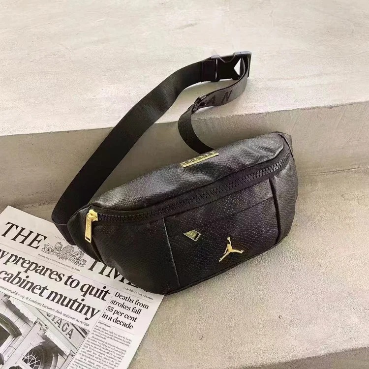 Fashionable and versatile shoulder bag