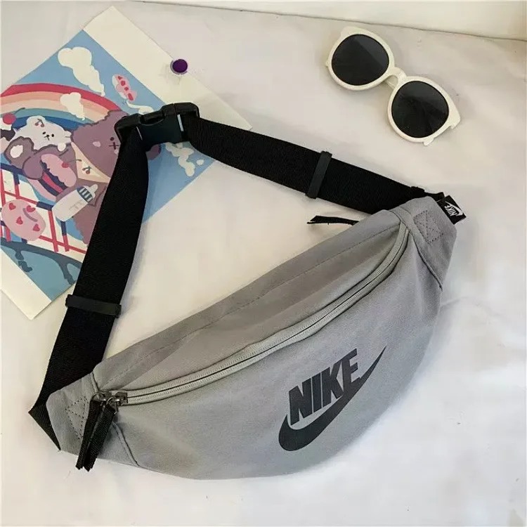 Fashionable and versatile shoulder bag