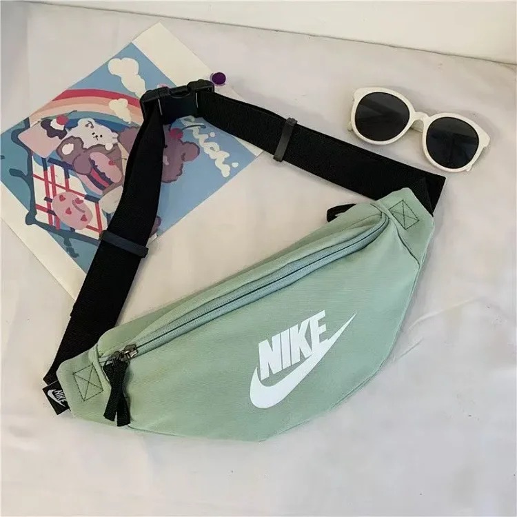 Fashionable and versatile shoulder bag