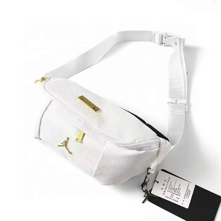 Fashionable and versatile shoulder bag