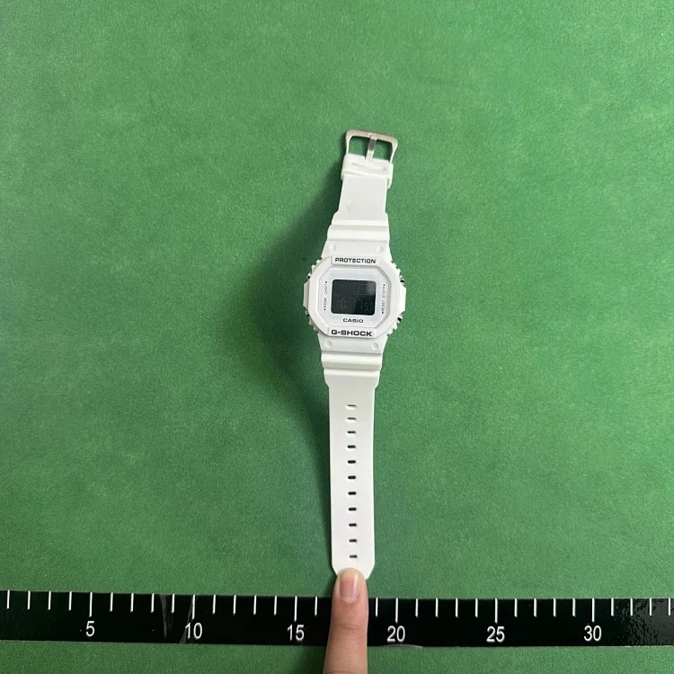 Trendy and versatile watch 01