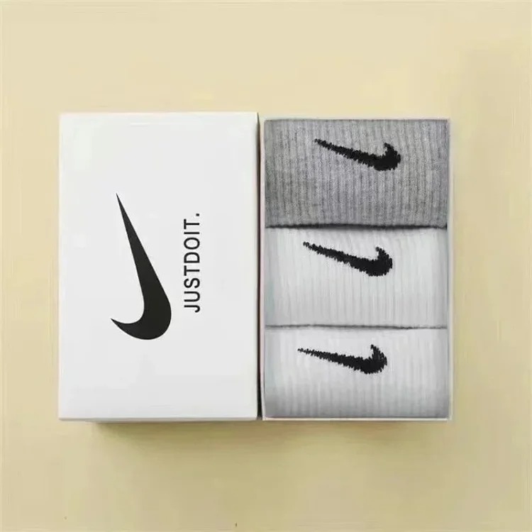 Fashionable and trendy warm socks DB image 6
