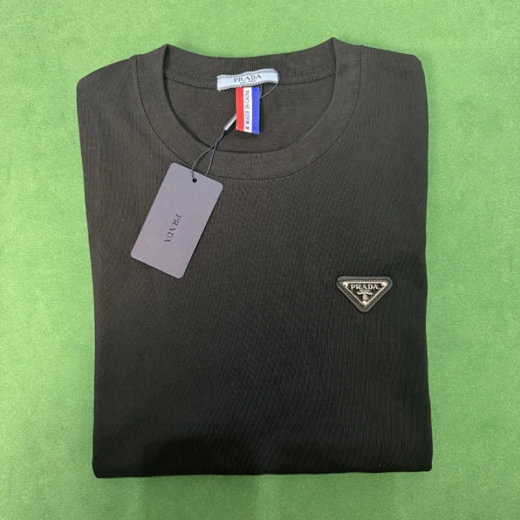 Plain shorts and short sleeves image 2