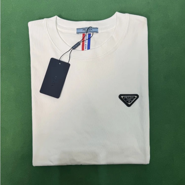 Plain shorts and short sleeves image 3