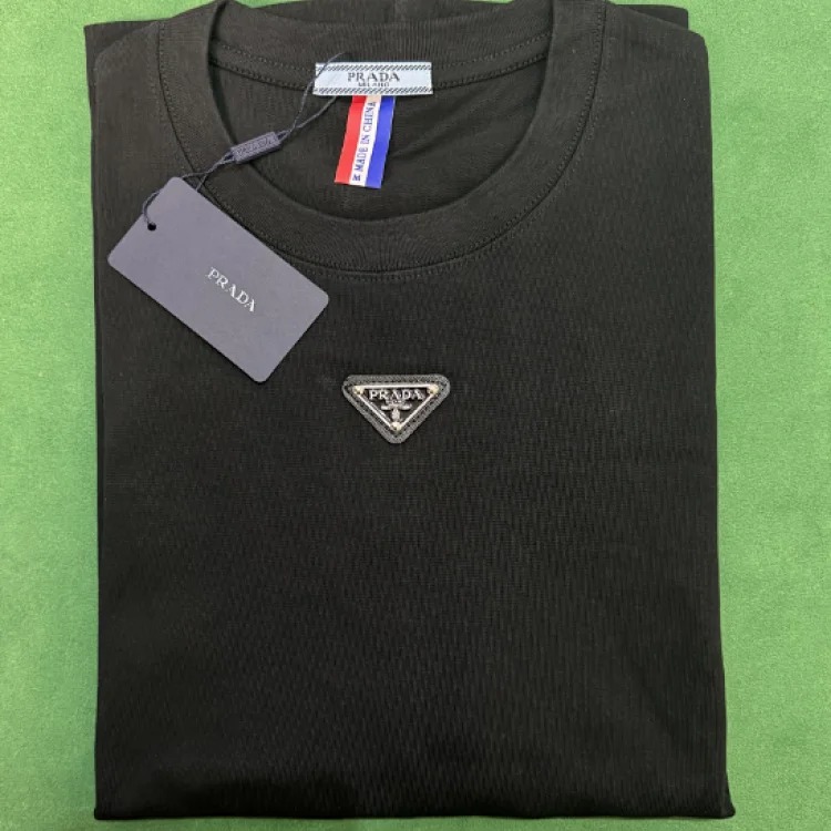 Plain shorts and short sleeves image 4