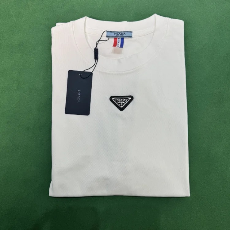 Plain shorts and short sleeves image 5