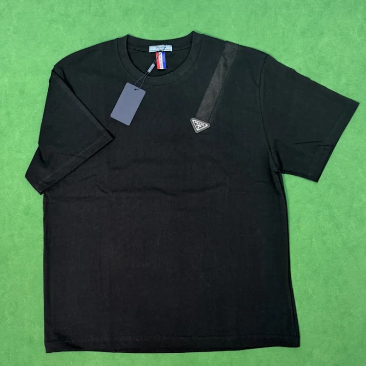 Plain shorts and short sleeves image 6