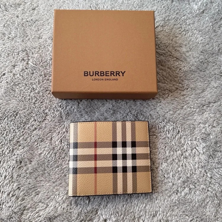 Br wallet made of plaid and leather