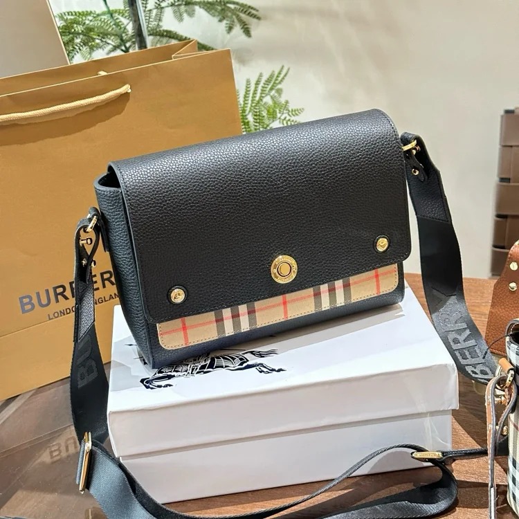 Br messenger bag, black and gold, made of Dutch calfskin, crocodile pattern embossed, 26cm