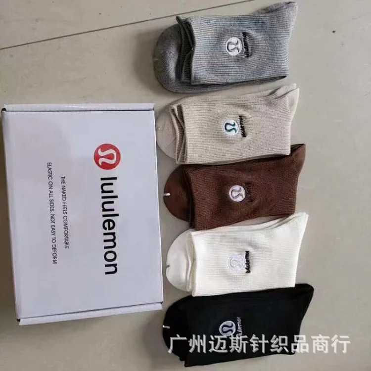 New lul exposed socks in a box of 5 pairs of mid-calf socks, fashionable men's and women's trendy embroidered fashion sports socks gift box socks