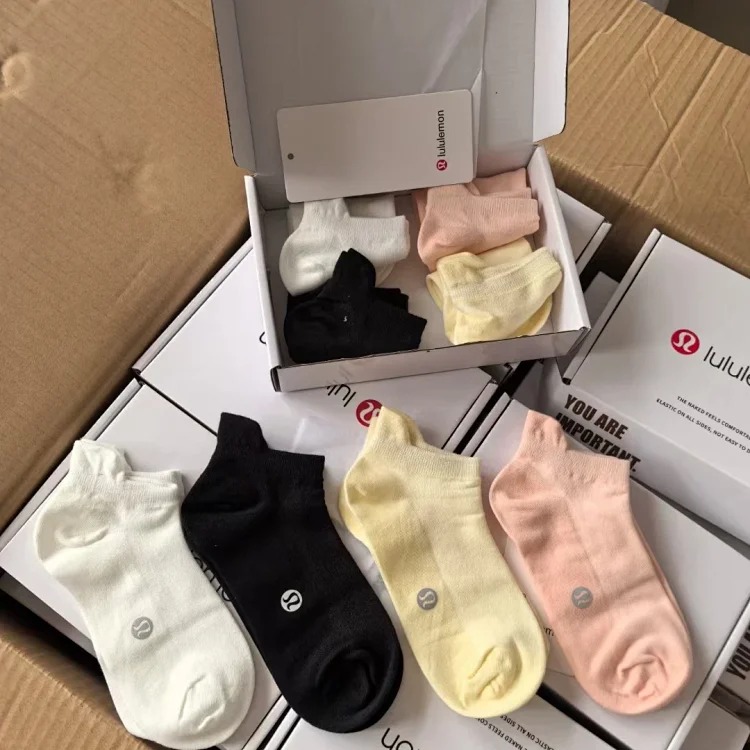 New lul exposed socks in a box of 5 pairs of mid-calf socks, fashionable men's and women's trendy embroidered fashion sports socks gift box socks