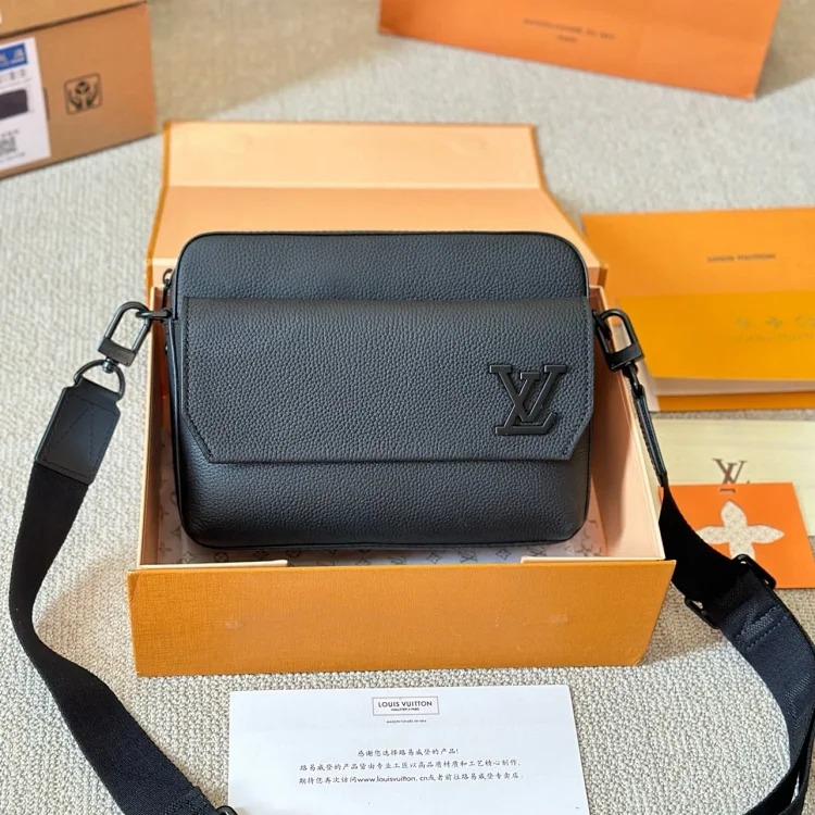 22482 messenger bag 22x13x7