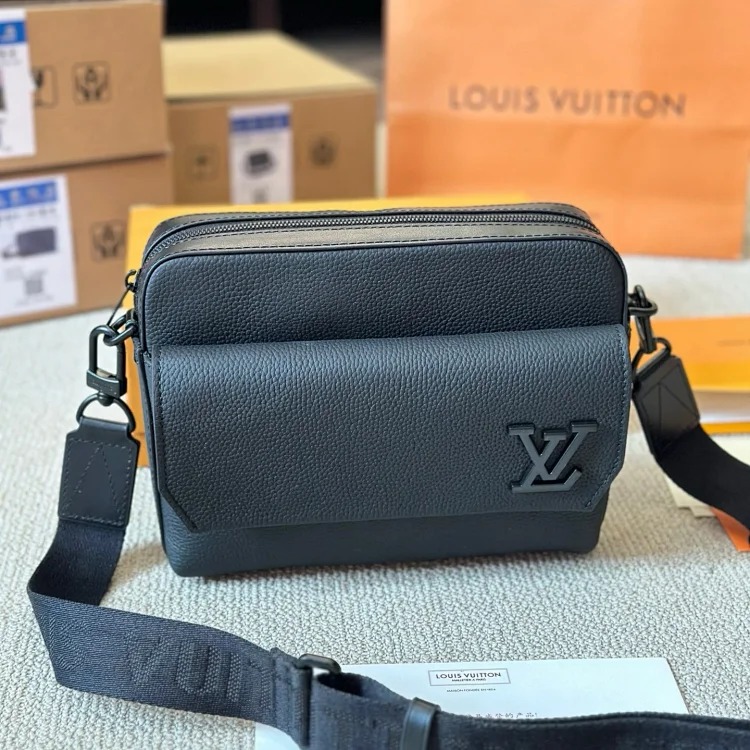 22482 messenger bag 22x13x7
