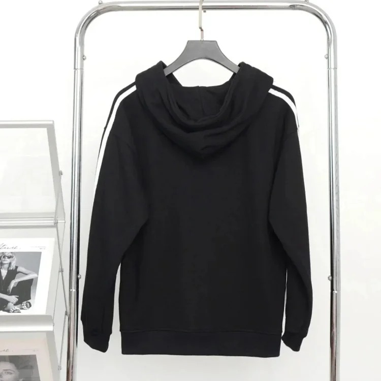 Stylish and comfortable hooded jacket (