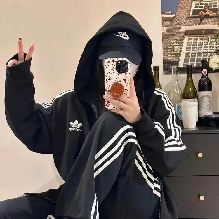 Stylish and comfortable hooded jacket (