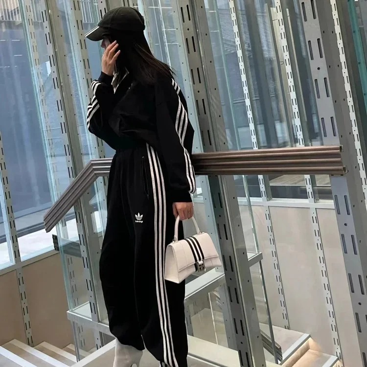 Stylish and comfortable hooded jacket (