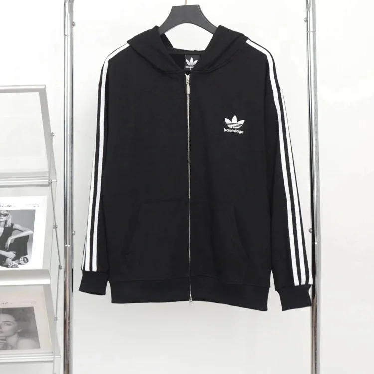 Stylish and comfortable hooded jacket (